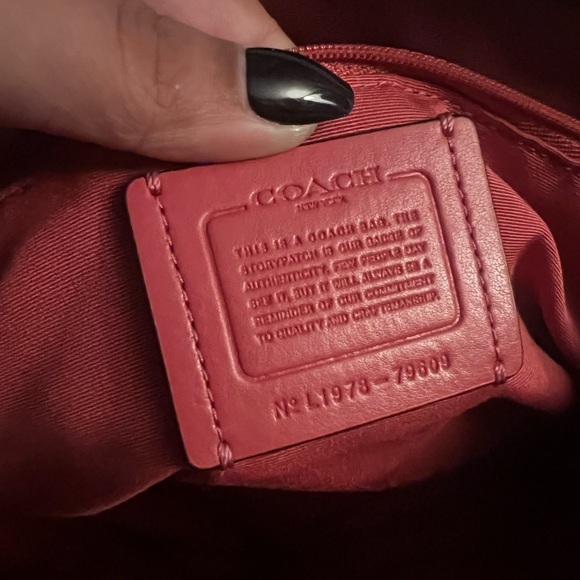 Coach Gallery Tote In Signature Canvas - Picture 8 of 8